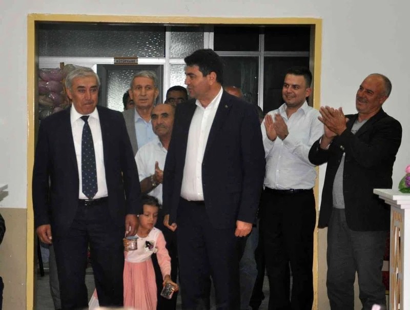 DP Genel Başkanı Uysal evlenen genç çifte oyun havasında eşlik etti
