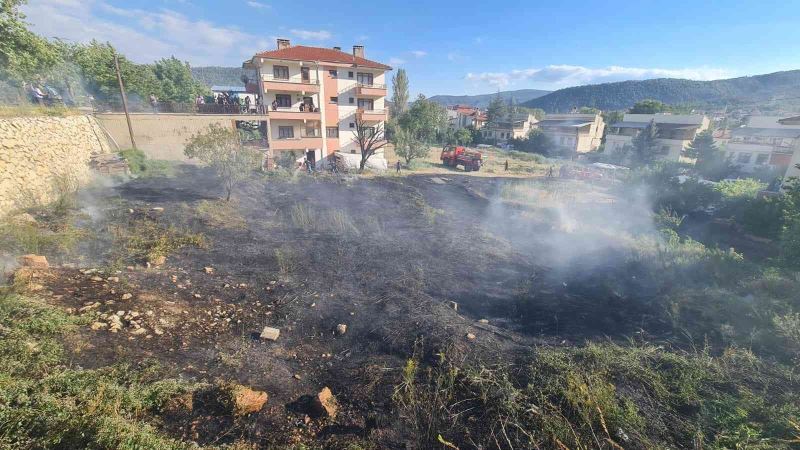 Ankara’da kuru otların tutuşması ile çıkan yangın korkuttu
