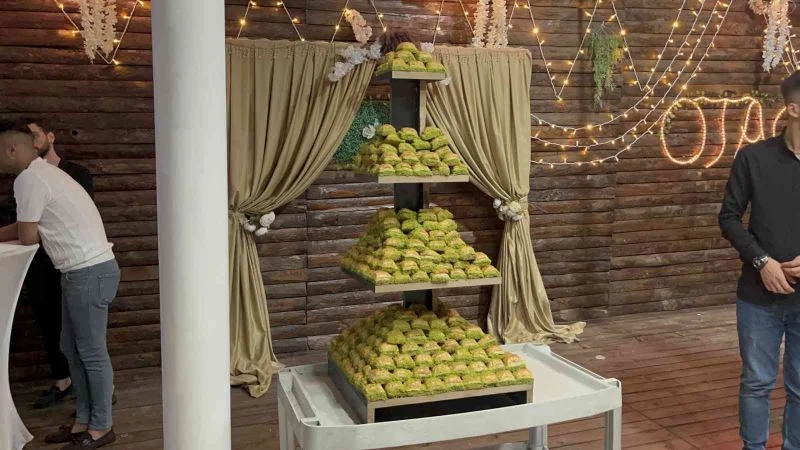 Düğünde pasta yerine baklava kestiler
