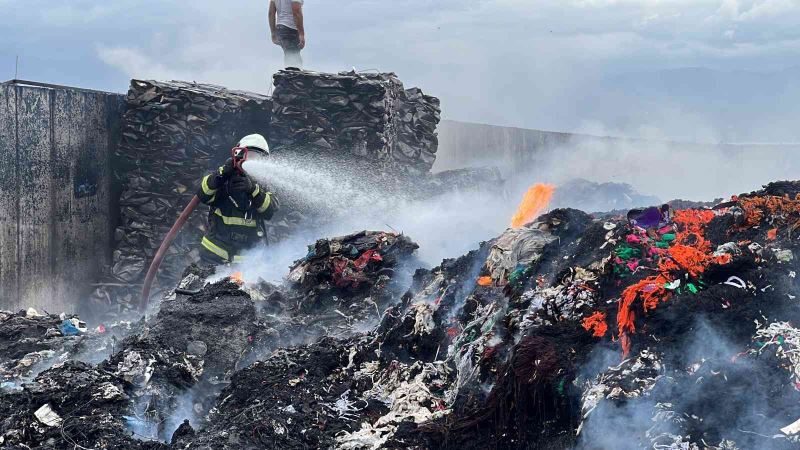 Hurdalıkta çıkan yangın gökyüzünü siyah dumanla kapladı
