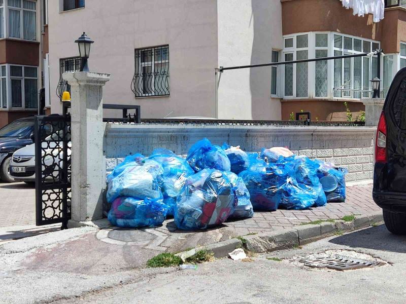 Kaldırımlardaki çöp poşetleri ve inşaat atıkları dikkat çekiyor
