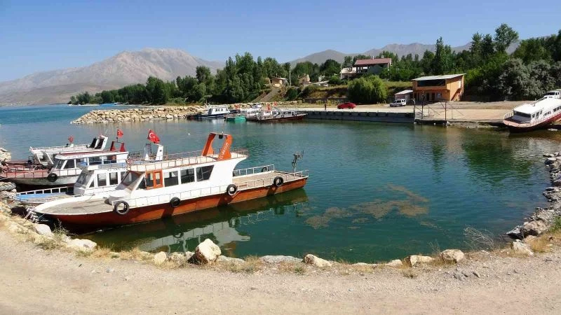 Van Gölü suyunun çekilmesiyle balıkçı tekneleri karaya oturdu
