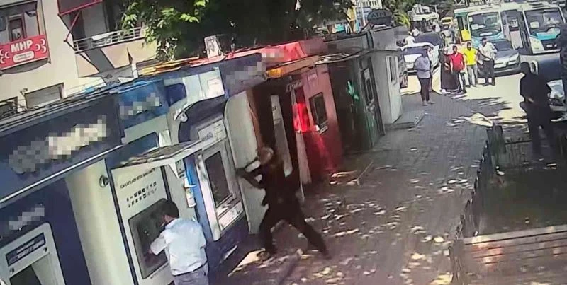 3’üncü kez ATM’leri çekiçle paramparça etti
