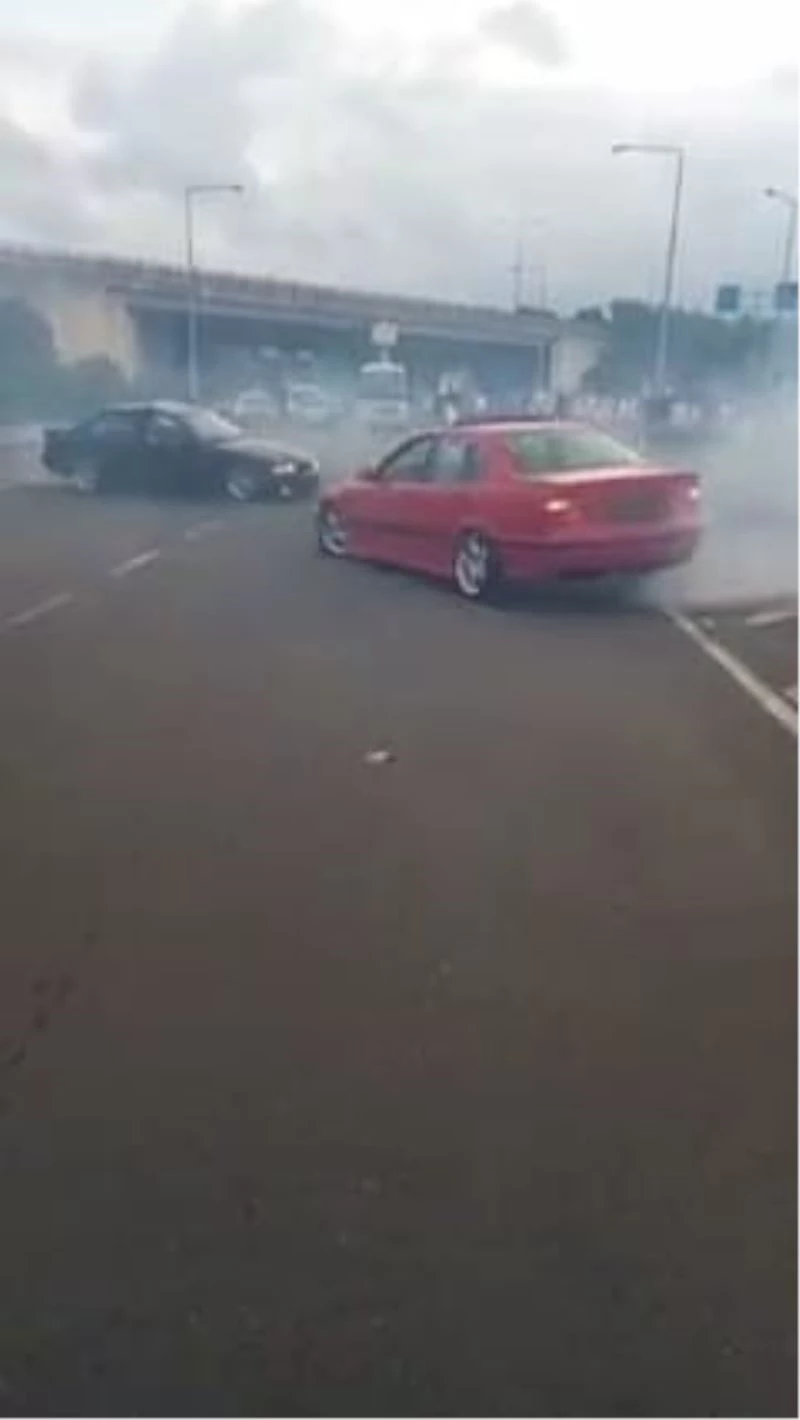 Düğün konvoyunda trafiği durdurup drift yaptılar
