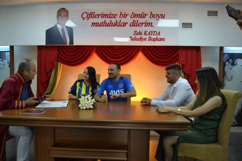 Fenerbahçeliler Günü’nde Fenerbahçe formasıyla nikah masasına oturdular
