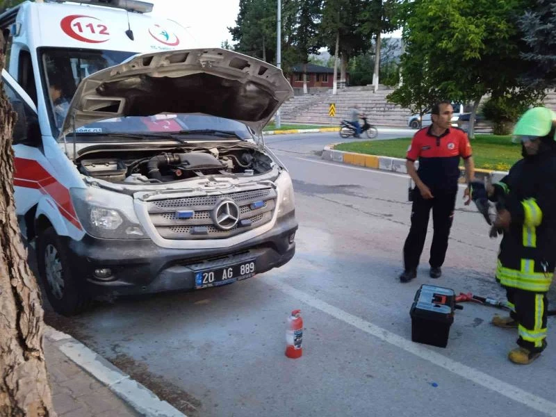 Hasta nakli gerçekleştiren ambulans alev aldı
