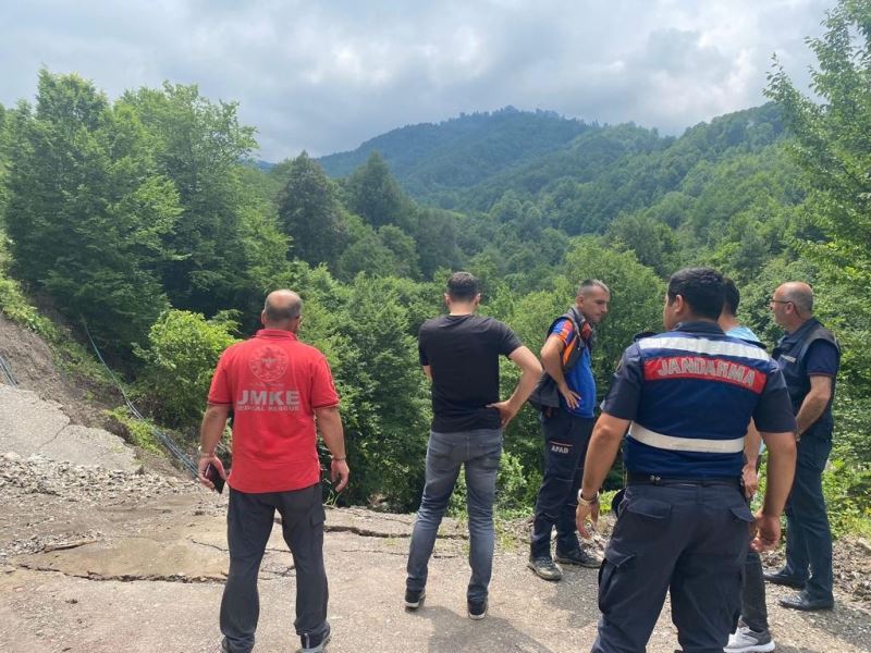 Selde yolları çöken köye dağ yollarından ulaştılar
