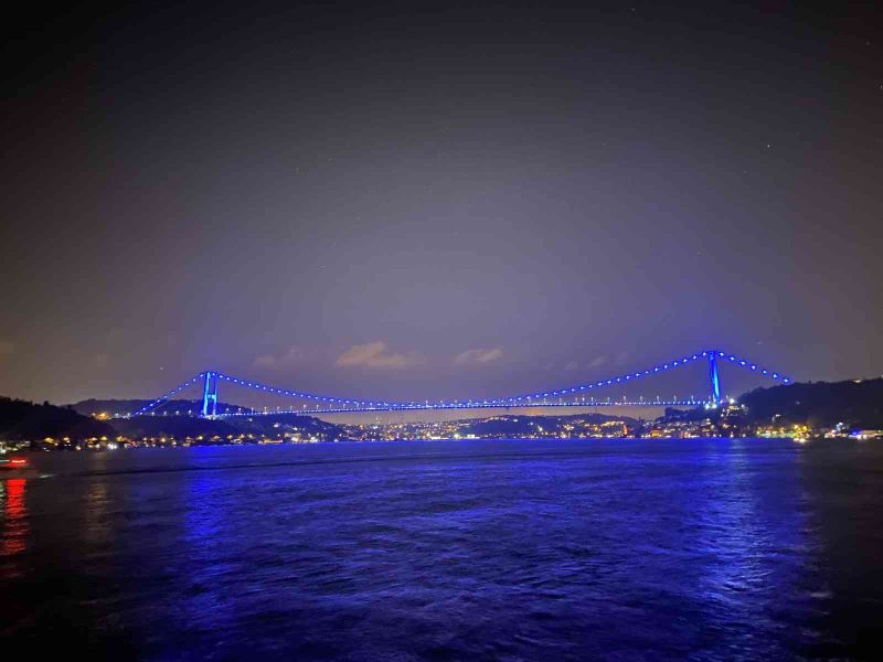Denizcilik ve Kabotaj Bayramı için köprüler mavi renge büründü
