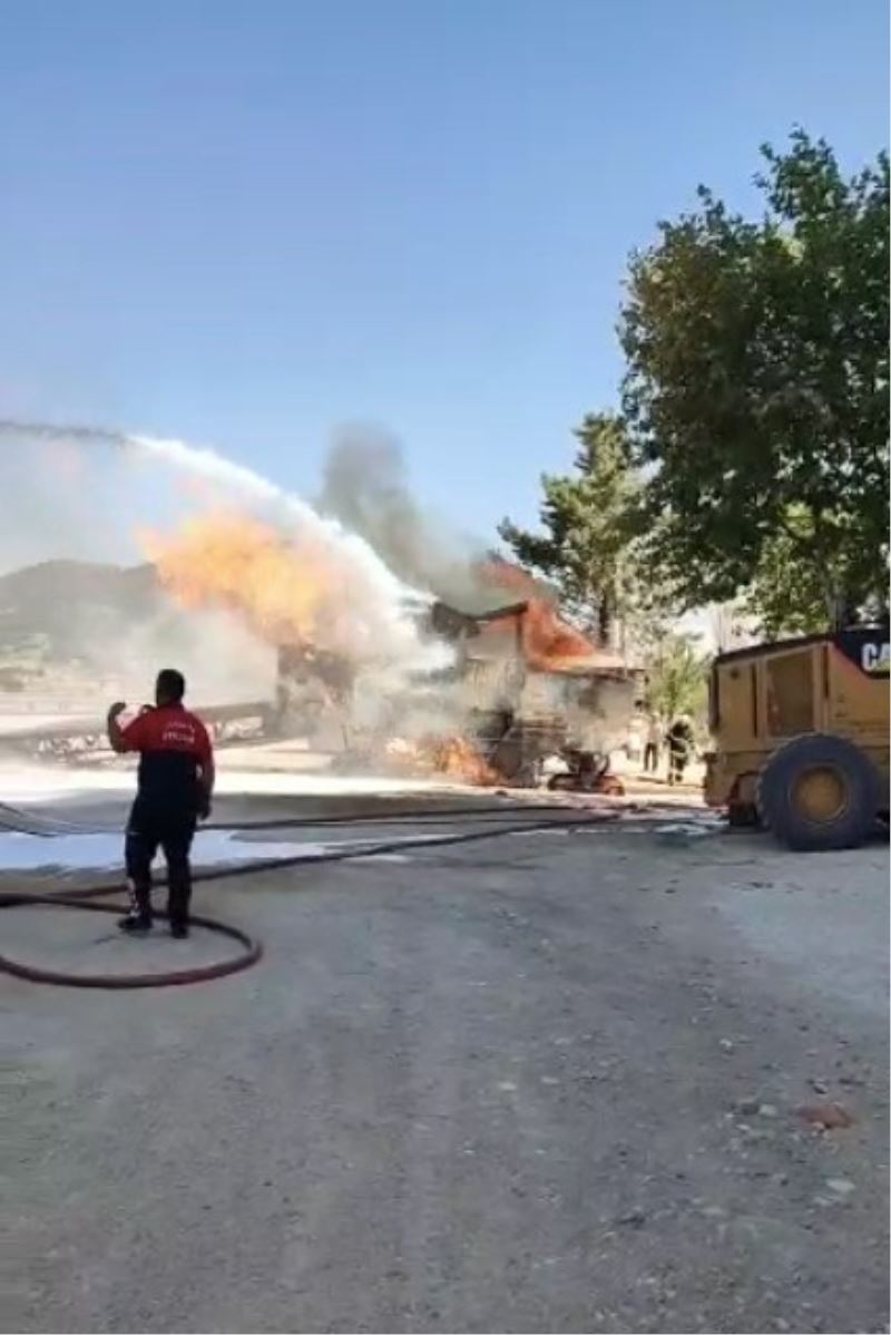 Isparta’da iş makinesi doğalgaz borusunu patlattı: 3 yaralı

