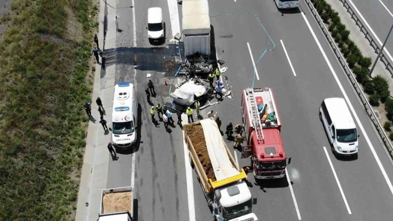 Kuzey Marmara Otoyolu’ndaki feci kazada kamyon ikiye bölündü: 1 ölü
