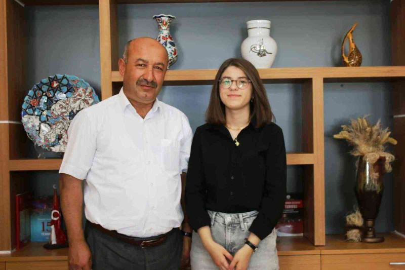 Müdür Başyiğit, YKS Türkiye 32’ncisi Zeynep Mert’i tebrik etti
