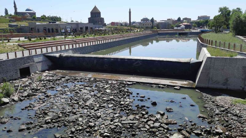 Kars Çayı’nın temizliği sürüyor
