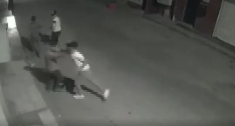 Tek yumruk darbesiyle bayılttığı adamı böyle gasp etti
