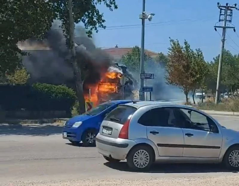 Sabah saatlerinde meydana gelen araç yangınlarında büyük maddi zarar oluştu
