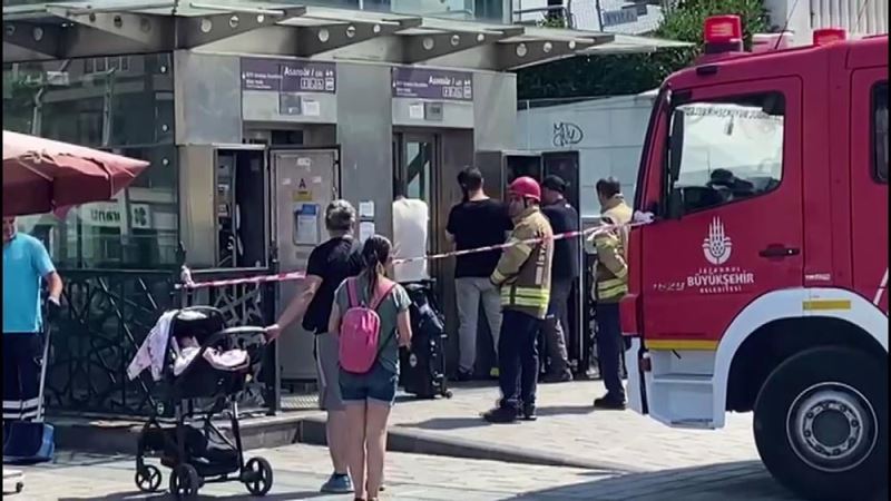 Taksim’de turistler metro asansöründe mahsur kaldı

