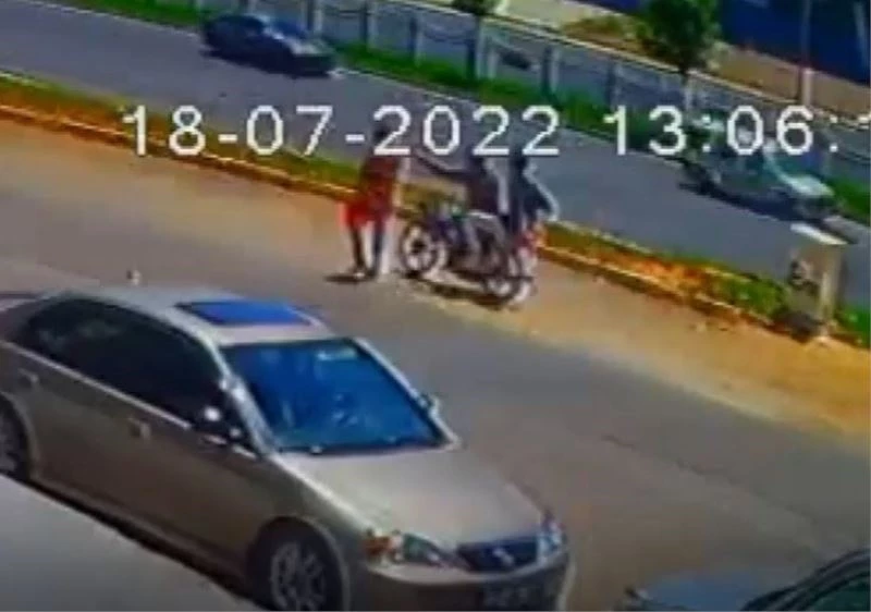 Motosikletli kapkaççılar yayanın telefonunu konuştuğu esnada çaldı
