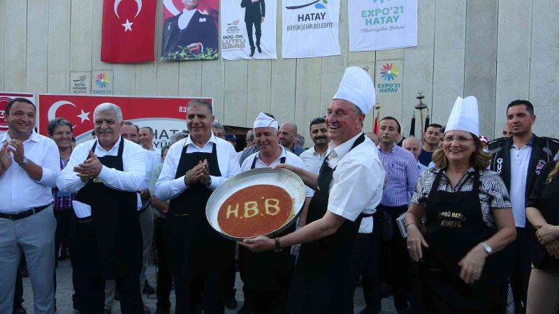 Hatay’da 83 metre uzunluğundaki künefe dakikalar içerisinde tükendi