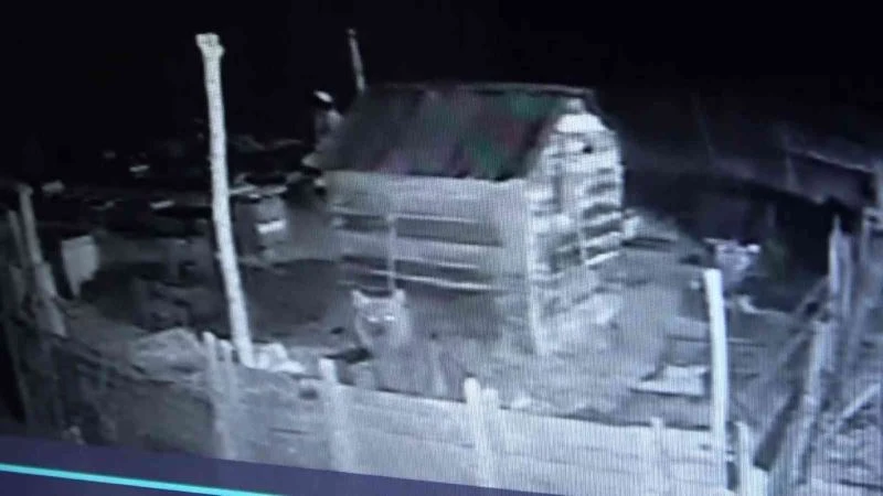 Ayı kovanlara dadandı o anlar güvenlik kamerasına yansıdı

