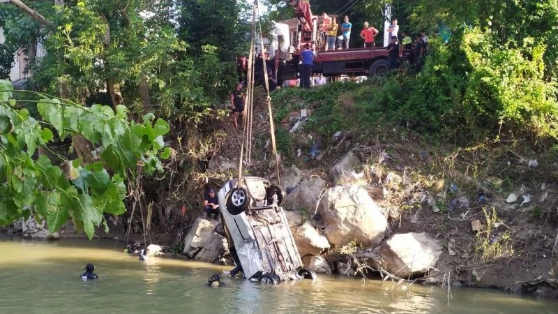 Otomobiliyle Melen Çayı’na düşmüştü, 4 saat sonra cansız bedeni çıkarıldı
