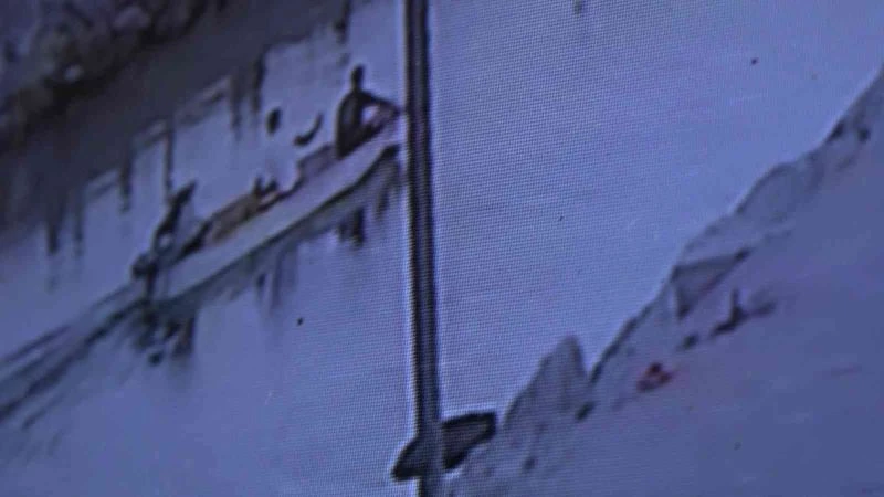 Edremit Körfezinde tekne kazasında kaybolan iki kişinin kazadan dakikalar önceki son görüntüleri ortaya çıktı
