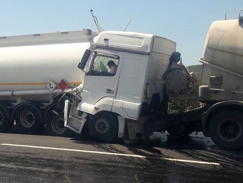 Beton mikserinin dolu LPG tankerine çarptığı kazada faciadan dönüldü
