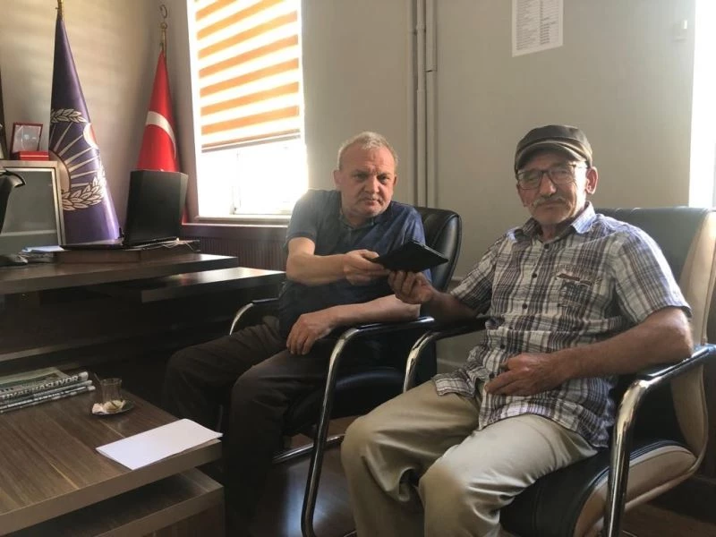 Altın ve para dolu çantayı sahibine teslim etti
