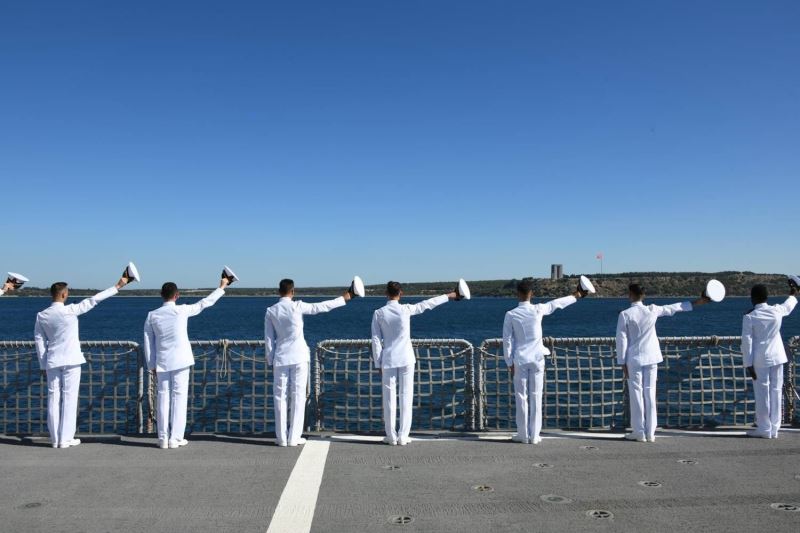 Deniz Harp Okulu öğrencileri Çanakkale şehitlerini selamladı
