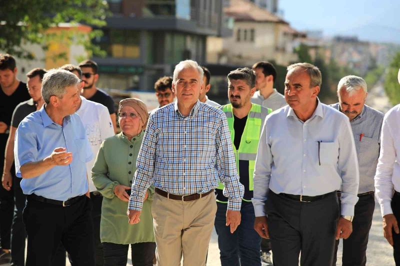 Acıpayamlılarla kucaklaşan Başkan Zolan, gençlerle futbol oynadı
