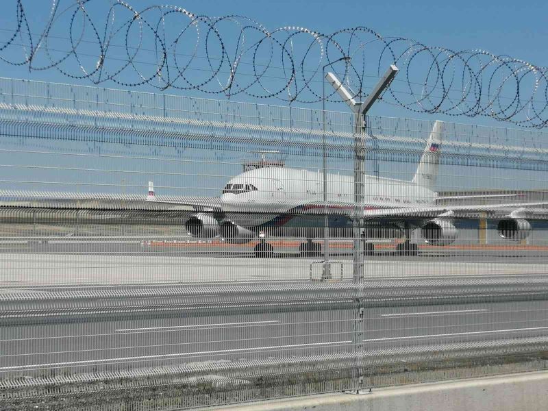 Rusya Savunma Bakanı Sergey Şoygu ve beraberindeki heyet, tahıl sevkiyatı anlaşmasına imza atmak için İstanbul’a geldi. Rus heyeti taşıyan uçak İstanbul Havalimanı’na indi.
