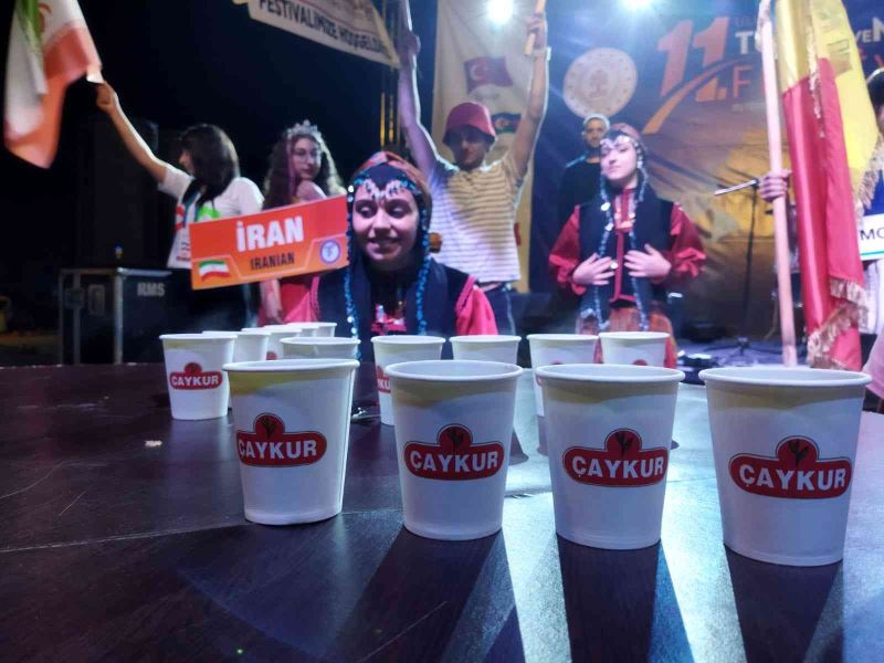 Rize’de en hızlı çay içmek için 7 ülkeden yarışmacılar yarıştı
