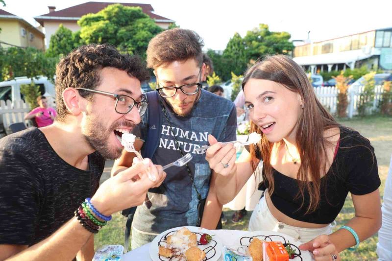 Kızarmış dondurma İzmitlilerin beğenisine sunuldu
