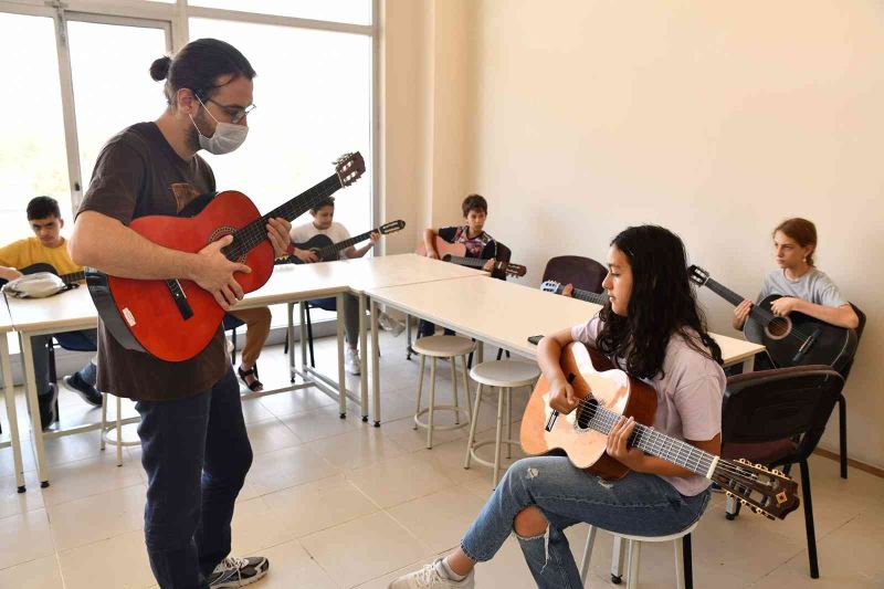 Tepebaşı’nda çocuklar gitar çalmayı öğreniyor
