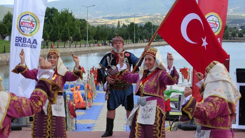 Festivale halk oyunları ekipleri damgasını vurdu
