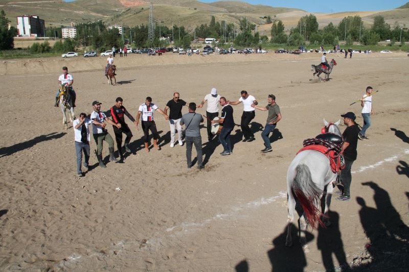 Dostluk final maçında attan düşen ciritçinin atı ormanlık alana kaçtı
