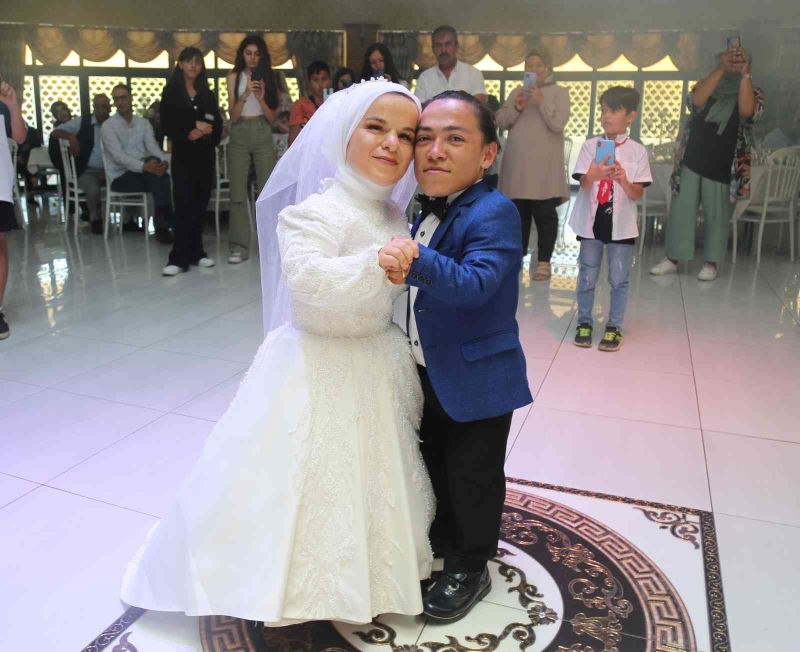 Bir metrelik çift Sivas’ta gerçekleştirilen ikinci düğünlerinin ardından dünya evine girdi
