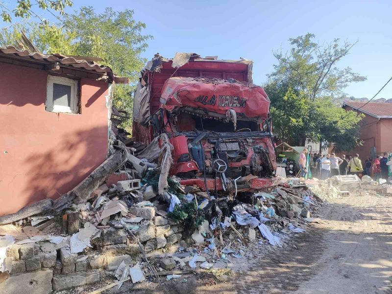 Sarıyer’de gecekondunun üzerine uçan kamyonun enkazı kaldırıldı
