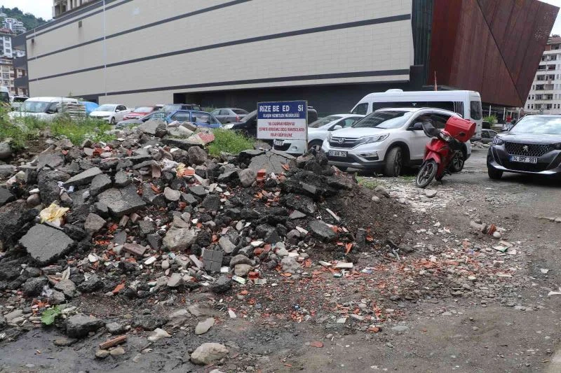 Rize’de ticaretin kalbine moloz darbesi
