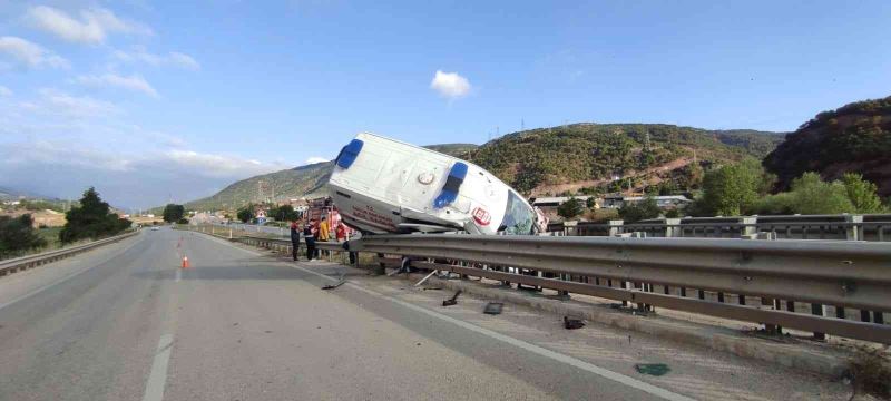 Bariyerlere çarpan ambulansta bulunan hasta hayatını kaybetti
