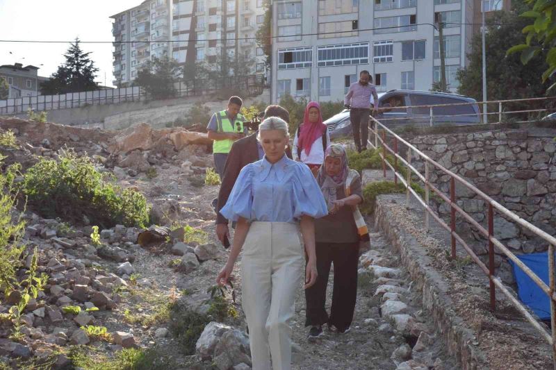 Mahalle sakinlerinin talebini yerinde dinledi
