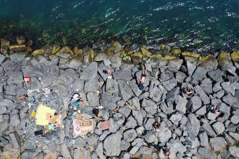 Sarayburnu sahili sıcaktan bunalıp denize girenlerle doldu
