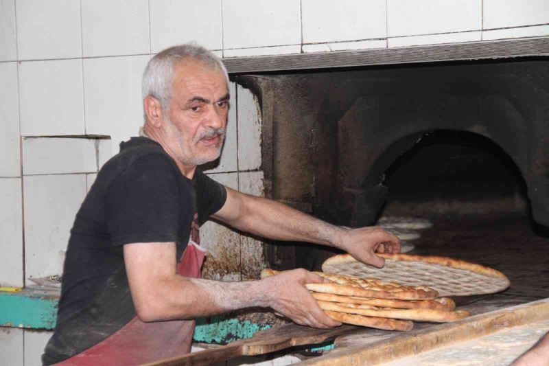 Fırıncıların sıcakta ekmek mücadelesi: Dışarısı 40, içerisi 100 derece
