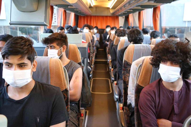 Edirne’de 215 Afgan göçmen sınır dışı edilmek üzere İstanbu’a gönderildi
