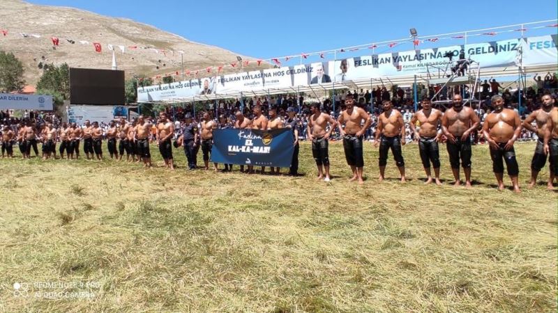 Başpehlivanlardan “Kadına El Kalkamaz’’ pankartı
