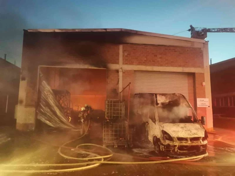 İzmir’de kimya imalathanesinde yangın: 1 ölü, 1 yaralı
