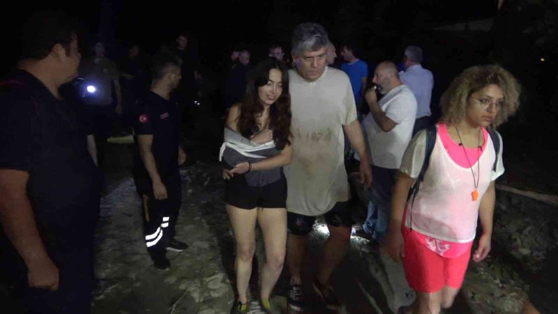 İzinsiz girdikleri kanyonda mahsur kalan 15 kişi, 9 saat sonra kurtarıldı
