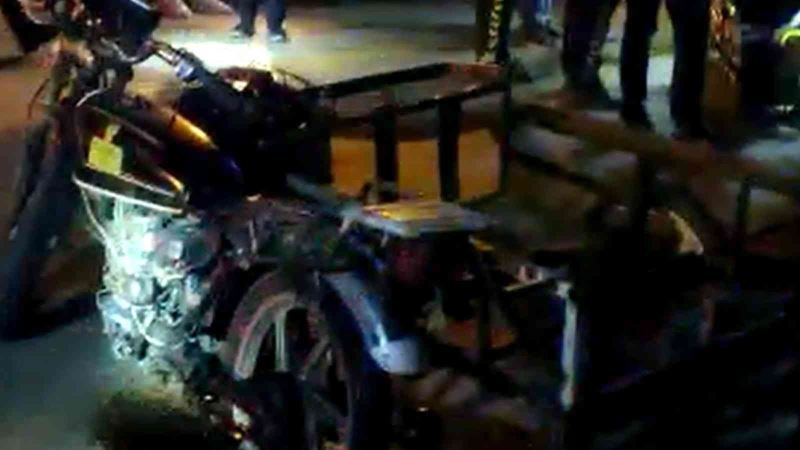 Motosikletiyle sollama yapmaya çalışırken iki otomobile çarptı: Sürücü ağır yaralandı

