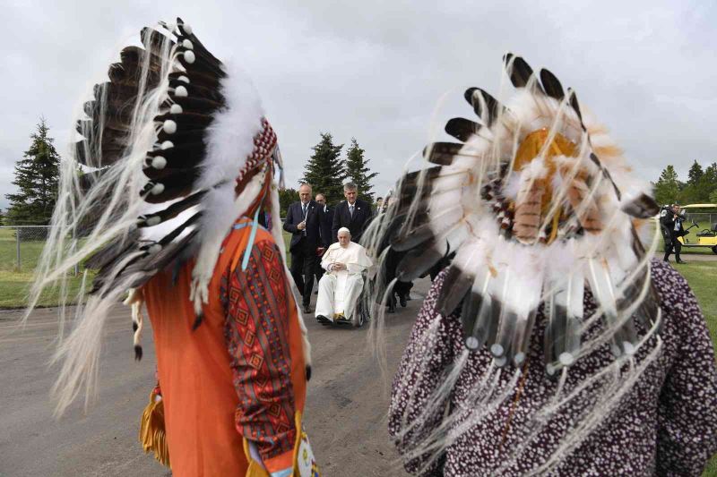 Papa Francis yatılı okullardaki suistimalleri için Kanada’da yerlilerden özür diledi
