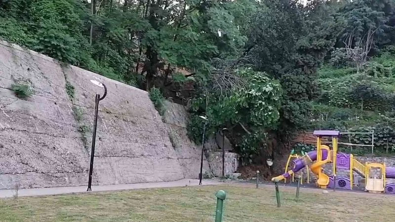 Rize’de çocuk parkında toprak kayması
