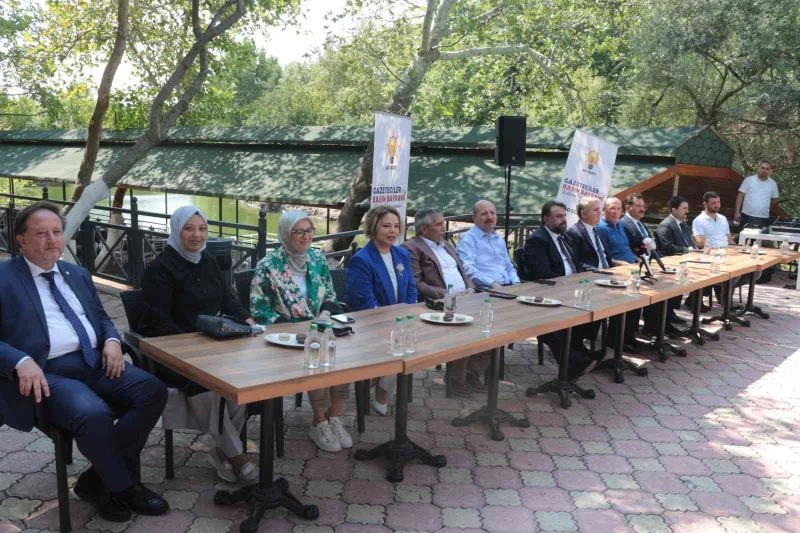 AK Parti, gazetecileri ağırladı
