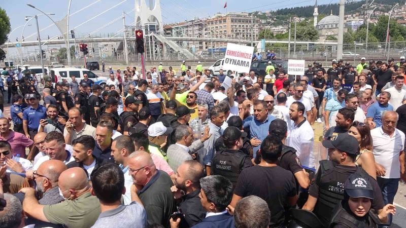 Servis esnafından büyük tepki, Kocaeli Büyükşehir Belediyesi’ne yürüdüler
